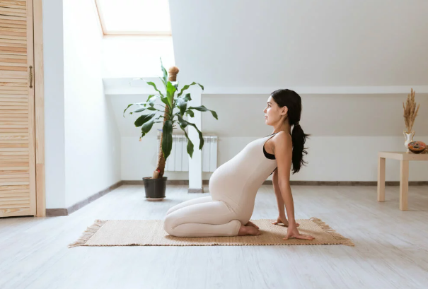 Gravid kvinde dyrker yoga